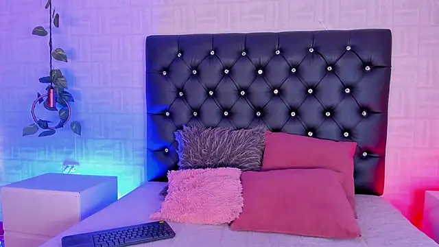 Hannah Jonhson online show from 4, 2, 2025