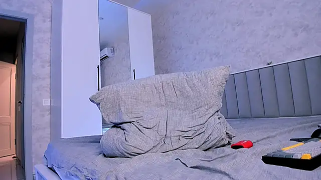 Shiny Jennifer online show from 7, 10, 2025