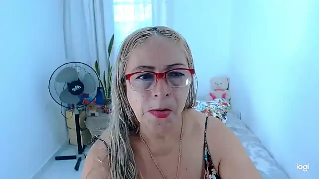 Snapshot of Sweeetnaughty chatting on 23, 5, 2026 Sweeetnaughty online show from 23, 5, 2026