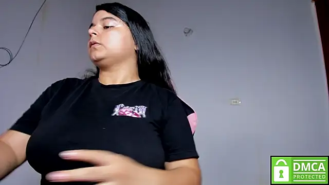 Snapshot of Little_Shaara chatting on 6, 11, 2025 Little Shaara online show from 6, 11, 2025