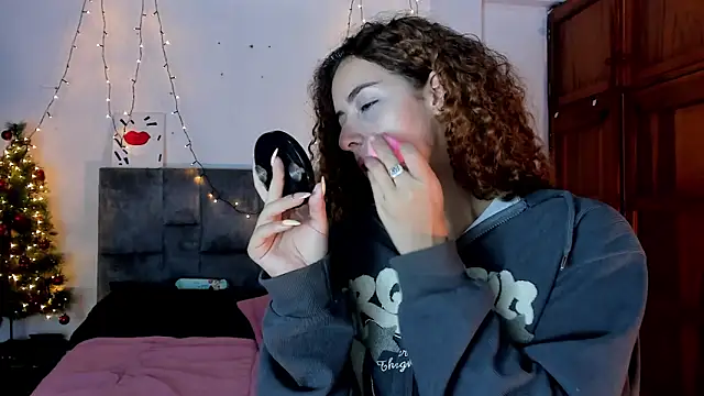 Snapshot of Isangel_ chatting on 5, 12, 2025 Isangel online show from 5, 12, 2025