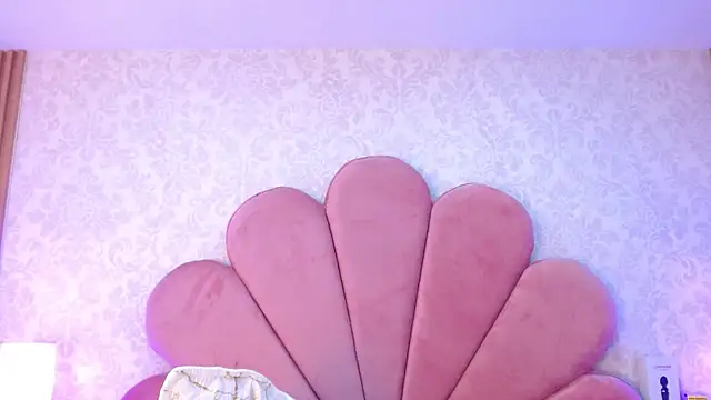 Snapshot of ElhaThomson chatting on 25, 11, 2025 ElhaThomson online show from 25, 11, 2025