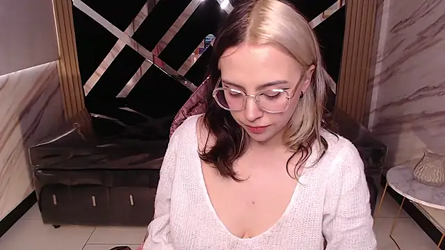 Snapshot of Hela_v chatting on 10, 3, 2025 Hela v online show from 10, 3, 2025