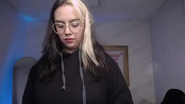 Hela v online show from 28, 10, 2025