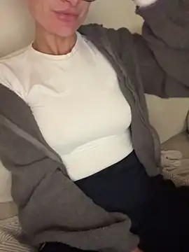 Snapshot of Phoebe_Lily chatting on 12, 10, 2025 Phoebe Lily online show from 12, 10, 2025