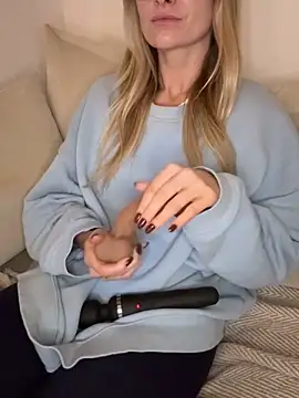 Snapshot of Phoebe_Lily chatting on 16, 11, 2025 Phoebe Lily online show from 16, 11, 2025