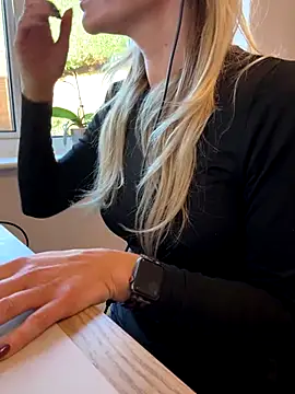 Snapshot of Phoebe_Lily chatting on 24, 11, 2025 Phoebe Lily online show from 24, 11, 2025