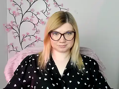Snapshot of Lola_moree chatting on 11, 5, 2026 Lola moree online show from 11, 5, 2026