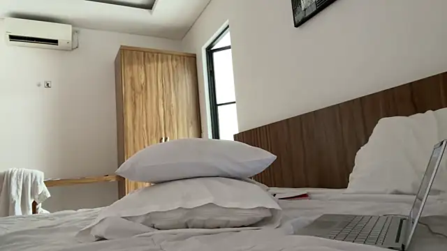 Snapshot of valure_lera chatting on 3, 10, 2025 valure lera online show from 3, 10, 2025