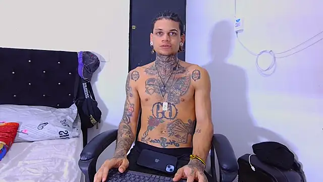 Snapshot of hot_man05 chatting on 31, 10, 2025 hot man05 online show from 31, 10, 2025