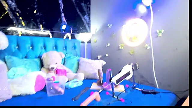 Snapshot of IZZY_BEAUTIFUL chatting on 4, 10, 2025 IZZY BEAUTIFUL online show from 4, 10, 2025