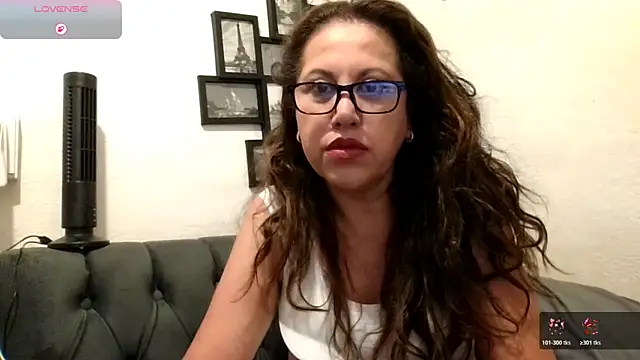 MirandaLatinaLovely online show from 11, 4, 2026