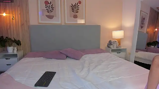 AlannaRussell  online show from 28, 3, 2026