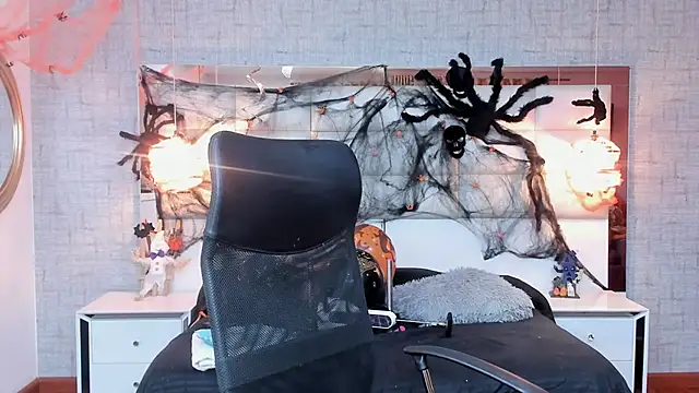 Nohemi louse online show from 1, 11, 2025