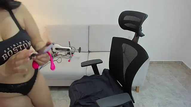 Nohemi louse online show from 15, 12, 2025