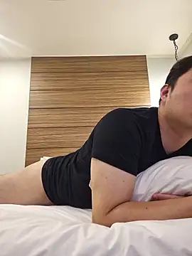 Snapshot of offwhite777 chatting on 4, 12, 2025 offwhite777 online show from 4, 12, 2025