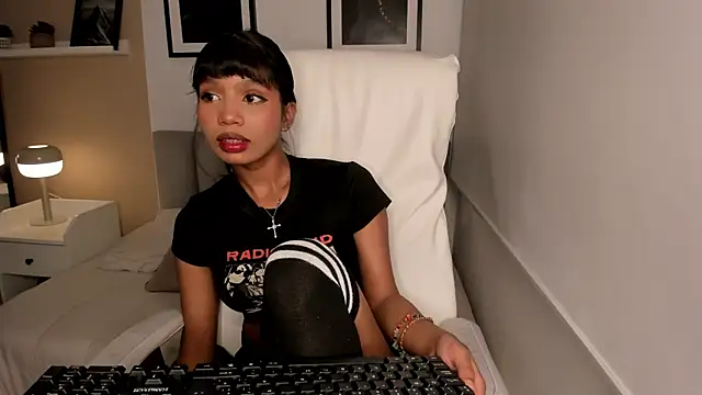 Snapshot of Gigi_Strawberry chatting on 16, 10, 2025 Gigi Strawberry online show from 16, 10, 2025