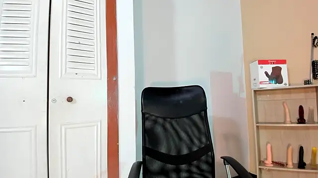 Snapshot of Violetta_0 chatting on 28, 10, 2025 Violetta 0 online show from 28, 10, 2025