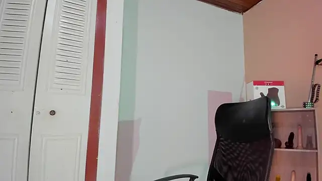 Snapshot of Violetta_0 chatting on 8, 11, 2025 Violetta 0 online show from 8, 11, 2025