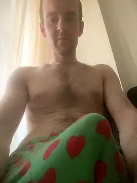 LynnAhNight online show from 4, 10, 2025