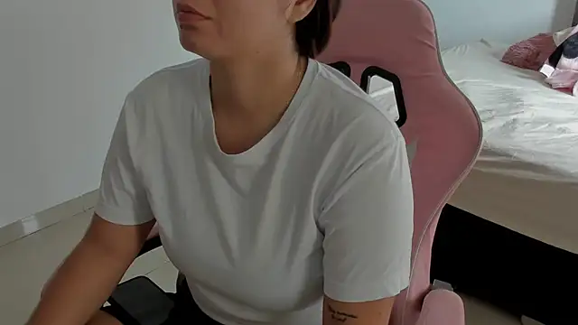 Snapshot of Anniferreira2 chatting on 23, 10, 2025 Anniferreira2 online show from 23, 10, 2025