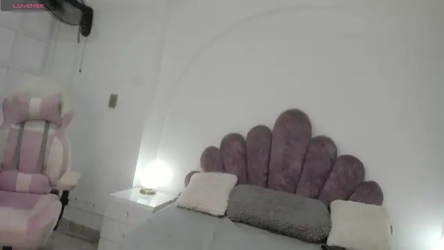 Snapshot of Your_Lady_Milf chatting on 4, 2, 2025 Your Lady Milf online show from 4, 2, 2025