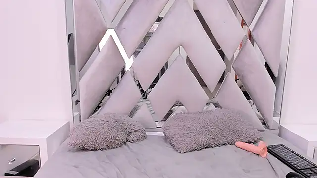 Snapshot of Your_Lady_Milf chatting on 8, 3, 2025 Your Lady Milf online show from 8, 3, 2025