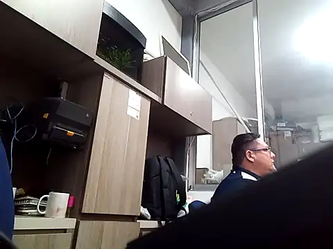 Snapshot of reyarturs13 chatting on 12, 9, 2025 reyarturs13 online show from 12, 9, 2025