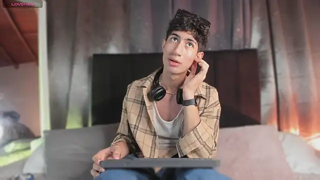 Snapshot of NovaaWheler chatting on 4, 6, 2026 NovaaWheler online show from 4, 6, 2026