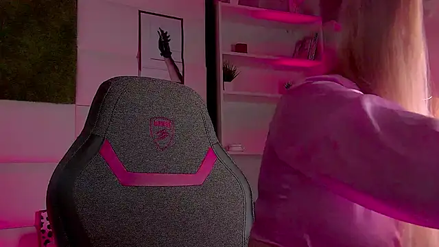 Snapshot of AdeleCartier chatting on 3, 3, 2025 AdeleCartier online show from 3, 3, 2025