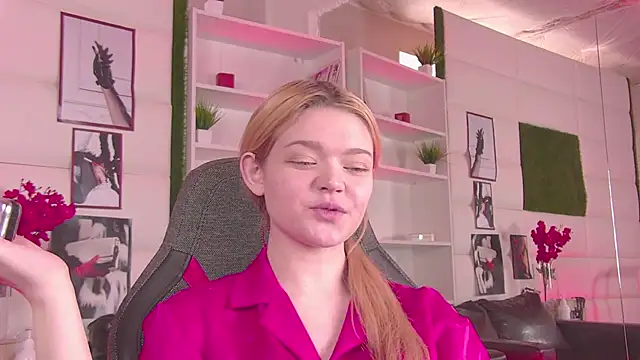 Snapshot of AdeleCartier chatting on 4, 3, 2025 AdeleCartier online show from 4, 3, 2025