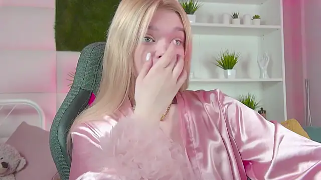 Snapshot of AdeleCartier chatting on 9, 3, 2025 AdeleCartier online show from 9, 3, 2025