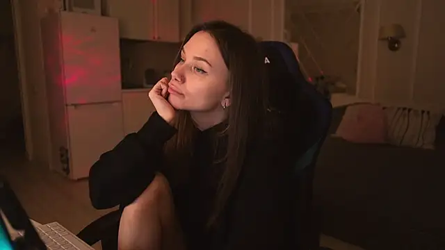 Snapshot of alexa_feels_ chatting on 2, 3, 2025 alexa feels  online show from 2, 3, 2025