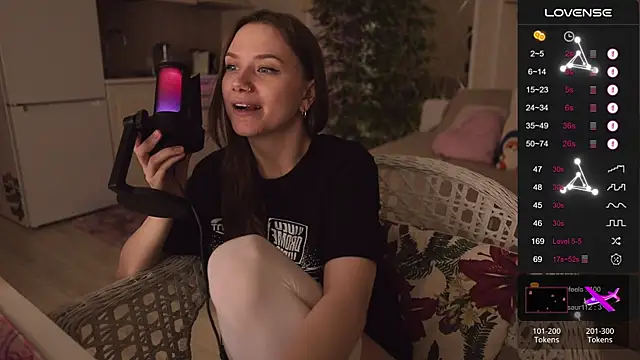 Snapshot of alexa_feels_ chatting on 5, 10, 2025 alexa feels  online show from 5, 10, 2025