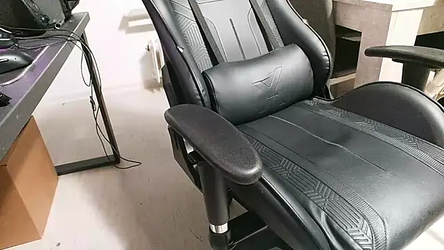 ademandjulia online show from 6, 3, 2026