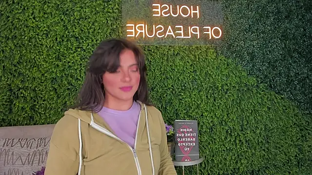 Snapshot of emmiily_z chatting on 11, 2, 2025 emmiily z online show from 11, 2, 2025