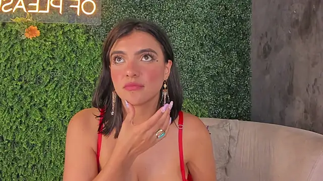 Snapshot of emmiily_z chatting on 26, 2, 2025 emmiily z online show from 26, 2, 2025