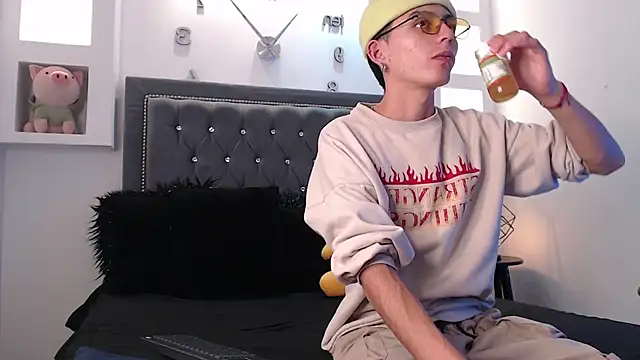 MaikyCooper online show from 5, 3, 2025