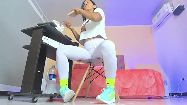 Snapshot of cristal_crossfitx chatting on 19, 2, 2026 cristal crossfitx online show from 19, 2, 2026