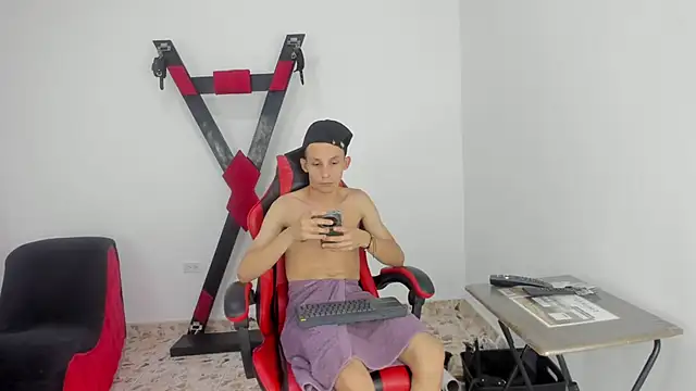 Snapshot of Isak_Millan chatting on 13, 10, 2025 Isak Millan online show from 13, 10, 2025