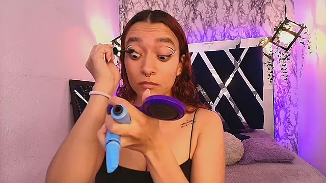 Snapshot of charlotte_bluee chatting on 21, 10, 2025 charlotte bluee online show from 21, 10, 2025