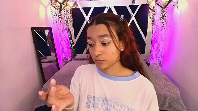 Snapshot of charlotte_bluee chatting on 8, 11, 2025 charlotte bluee online show from 8, 11, 2025