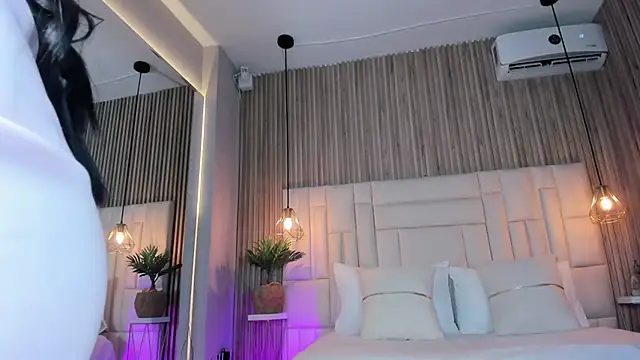 MelanieHillss online show from 4, 10, 2025