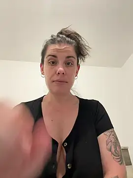 Snapshot of Lar0uch chatting on 26, 2, 2025 Lar0uch online show from 26, 2, 2025