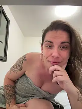 Snapshot of Lar0uch chatting on 5, 3, 2025 Lar0uch online show from 5, 3, 2025