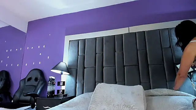 Aisha Nowak online show from 4, 3, 2025