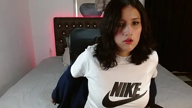 Snapshot of amy_royale chatting on 6, 3, 2025 amy royale online show from 6, 3, 2025