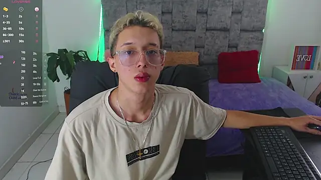 Snapshot of skinny_bigcock02 chatting on 20, 11, 2025 skinny bigcock02 online show from 20, 11, 2025