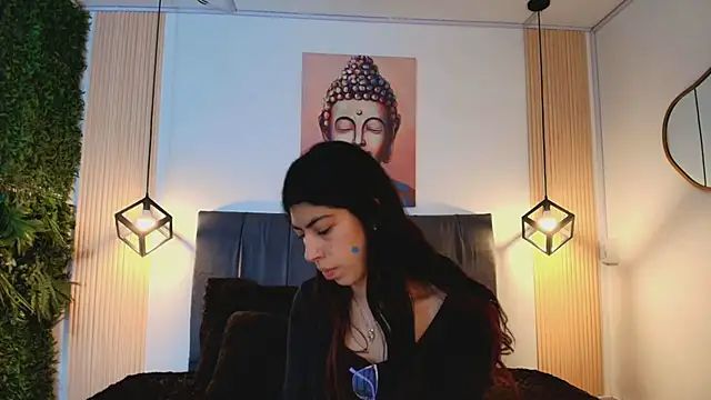 Snapshot of Cassie_bloom chatting on 4, 12, 2025 Cassie bloom online show from 4, 12, 2025