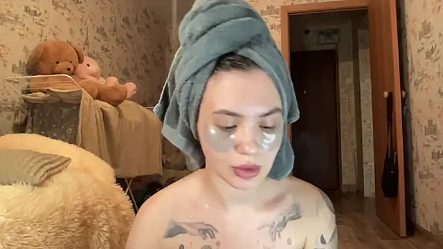 Just Scarlet  online show from 18, 3, 2025